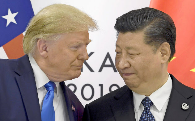 大阪で会談するトランプ米大統領(左)と中国の習近平国家主席(6月)=AP 大阪で会談するトランプ米大統領(左)と中国の習近平国家主席(6月)=AP