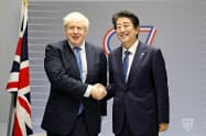会談前にジョンソン英首相と握手する安倍首相(26日、フランス・ビアリッツ)=共同 会談前にジョンソン英首相と握手する安倍首相(26日、フランス・ビアリッツ)=共同