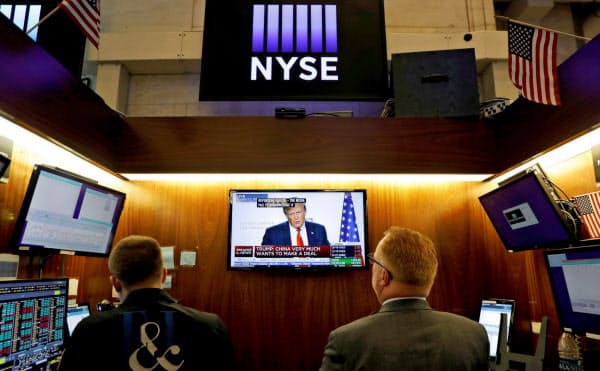 市場参加者はトランプ氏の発言に注目(26日、ニューヨーク証券取引所)=ロイター