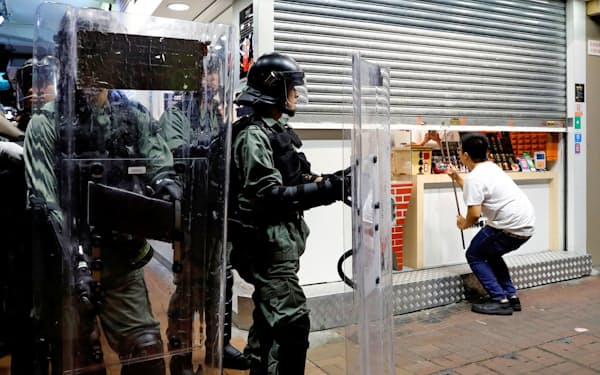 デモの影響で閉店を強いられる商店が増えている（香港・旺角）=ロイター