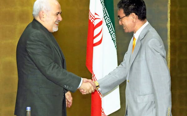 　会談冒頭に握手するイランのザリフ外相（左）と河野外相=27日夕、横浜市（代表撮影）