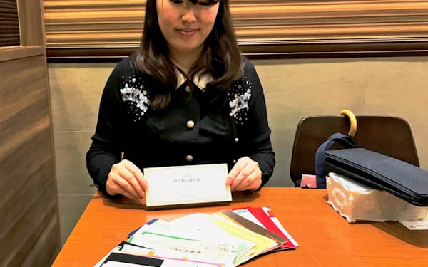 個人投資家の小森美紀さんはDDホールディングスやコロワイドなど100近い優待銘柄を保有する。