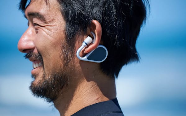 ソニーが開発した耳に装着すると会話ができるイヤホン型端末「NYSNO-100」