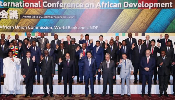 アフリカ諸国の首脳らと記念撮影に臨む安倍首相(28日、横浜市西区)