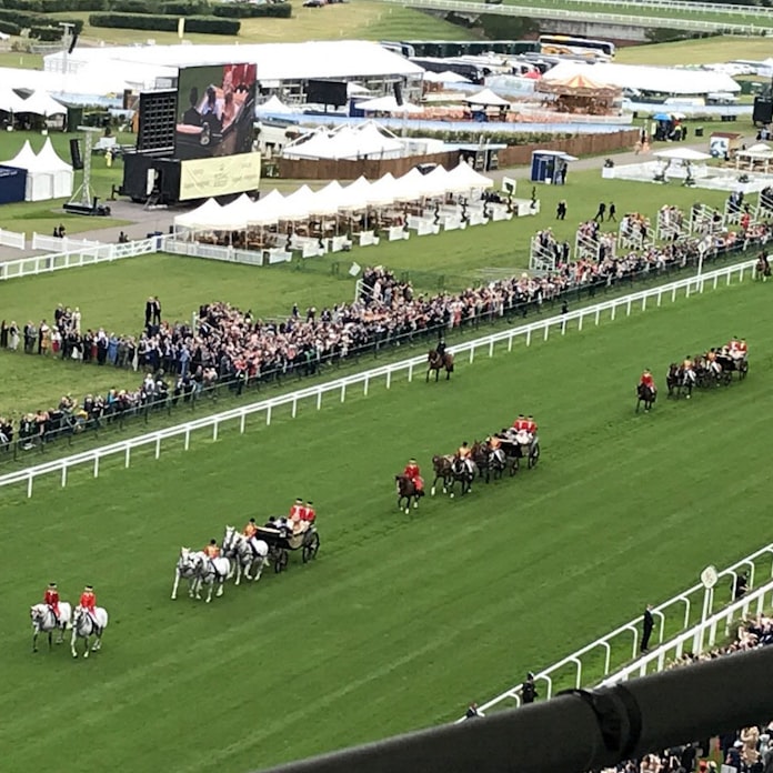 英国で多頭数競馬 覚えにくい馬名 実況に大苦戦 日本経済新聞 英国で多頭数競馬 覚えにくい馬名 実況に大苦戦 日本経済新聞