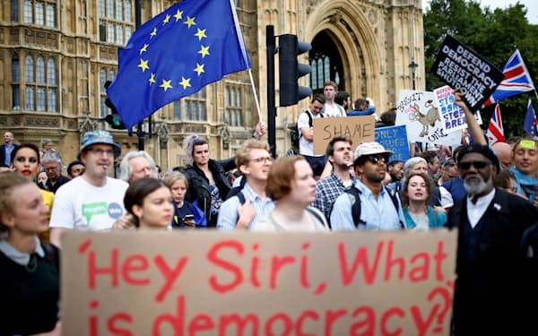 英議会前で、長期閉会に反対するEU離脱反対派のデモ（28日、ロンドン）=ロイター