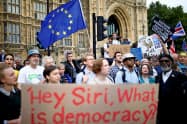 英議会前で、長期閉会に反対するEU離脱反対派のデモ(28日、ロンドン)=ロイター 英議会前で、長期閉会に反対するEU離脱反対派のデモ(28日、ロンドン)=ロイター