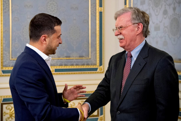 ボルトン米大統領補佐官(右)はウクライナを急きょ訪問し、同国のゼレンスキー大統領と会談した(28日、キエフ)=ロイター ボルトン米大統領補佐官(右)はウクライナを急きょ訪問し、同国のゼレンスキー大統領と会談した(28日、キエフ)=ロイター