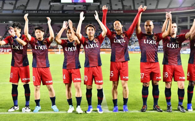 鹿島は7月6日の磐田戦に勝利してJ1初の通算500勝に到達。小泉社長は「フットボールについてはこれまでの伝統とスピリットを継承してほしい」と話す=共同 鹿島は7月6日の磐田戦に勝利してJ1初の通算500勝に到達。小泉社長は「フットボールについてはこれまでの伝統とスピリットを継承してほしい」と話す=共同