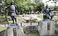 桶狭間古戦場公園には、織田信長と今川義元の銅像が並び立つ（名古屋市緑区）