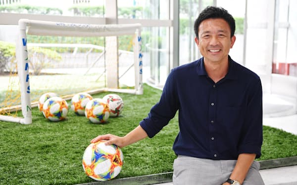 「緊張感を大事にしている」と話す、サッカー日本代表GKコーチの下田崇（2019年8月、東京都文京区のJFAハウス）