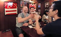 スポーツバーでビールを楽しむオーストラリア人（東京都港区のHUB外苑前店）