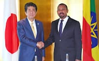 会談を前にエチオピアのアビー首相（右）と握手する安倍首相（29日、横浜市）=代表撮影