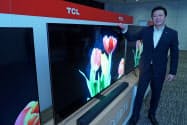 次世代ディスプレー技術「量子ドット」を採用した４Ｋ対応テレビ「Ｘ10シリーズ」と記念撮影に応じるＴＣＬジャパンエレクトロニクスの李炬代表取締役（29日午後、東京都中央区）