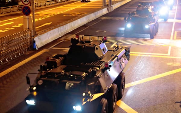 香港を走る中国人民解放軍の車両（29日）=ロイター