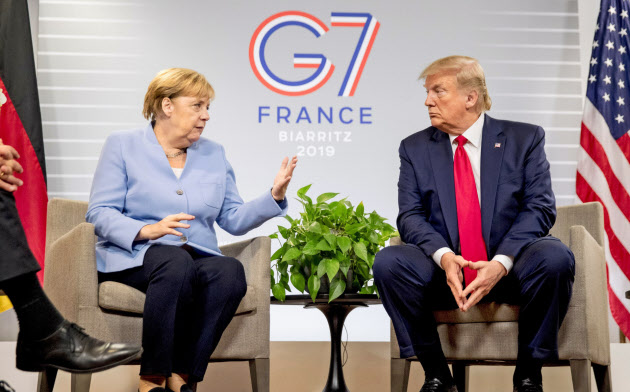 トランプ大統領(右)は中国と覇権争いをしながら欧州とも様々な問題で衝突している=AP トランプ大統領(右)は中国と覇権争いをしながら欧州とも様々な問題で衝突している=AP