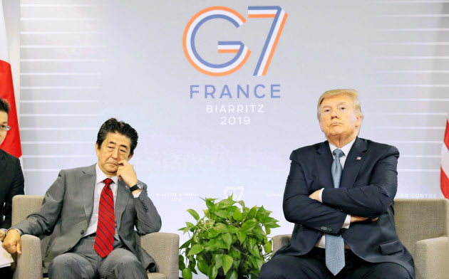 日米首脳会談で報道陣の質問に答え、厳しい表情を見せるトランプ米大統領と安倍晋三首相(8月25日、フランス南西部のビアリッツ)=共同 日米首脳会談で報道陣の質問に答え、厳しい表情を見せるトランプ米大統領と安倍晋三首相(8月25日、フランス南西部のビアリッツ)=共同