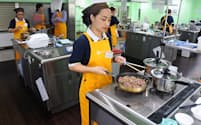 ニチイ学館総合センター（千葉県柏市）では家庭料理の調理実習などの研修をしている