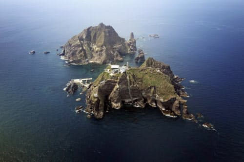 韓国の超党派議員団が上陸した島根県の竹島(韓国名・独島)=ロイター