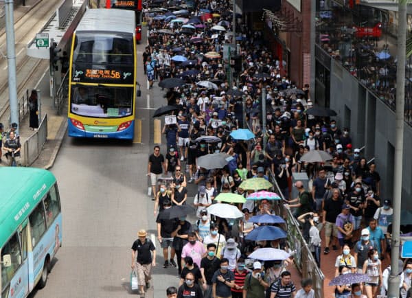 香港の繁華街を行進するデモ参加者（31日）