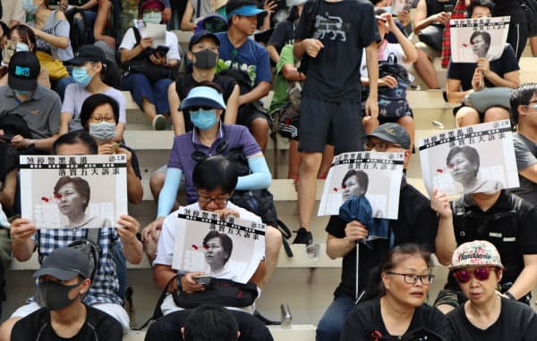 デモ参加者は普通選挙の導入など「五大要求」を掲げた（31日、香港）