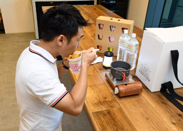 進化する災害食、「食べながら備蓄」 日清食品など