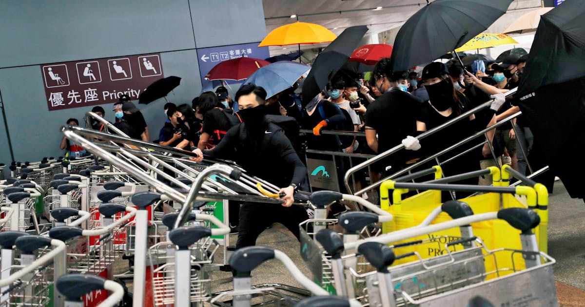 香港 無許可デモ続く 空港入り口を封鎖 日本経済新聞 香港 無許可デモ続く 空港入り口を封鎖 日本経済新聞
