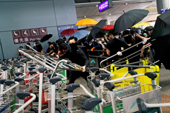 香港 無許可デモ続く 空港入り口を封鎖 日本経済新聞