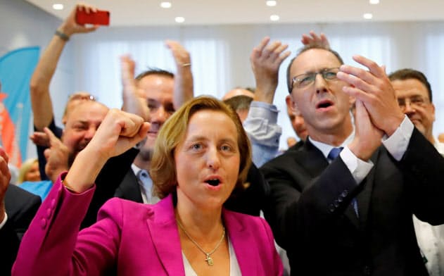 州議会選で躍進し、喜ぶ極右「ドイツのための選択肢(AfD)」の党幹部ら(1日)=ロイター 州議会選で躍進し、喜ぶ極右「ドイツのための選択肢(AfD)」の党幹部ら(1日)=ロイター