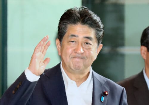 首相官邸に入る安倍首相(2日午前)