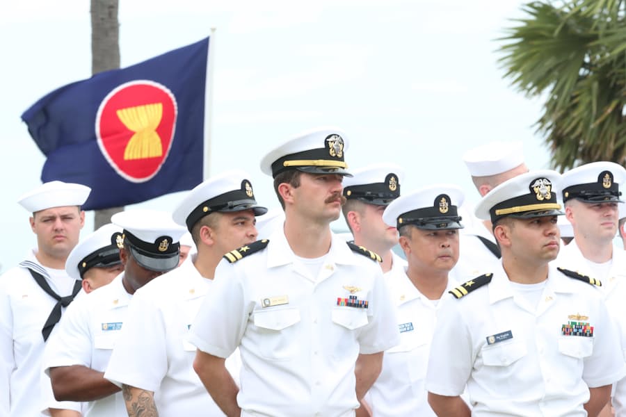 Aseanが米軍と初の合同演習 中国と両にらみ 日本経済新聞