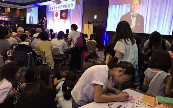 自民党の小泉進次郎氏は0歳から参加できる活動報告会を地元で開いている