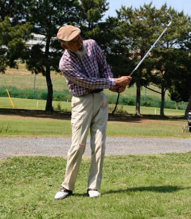 お辞儀スイング で苦手バンカー克服 中 日本経済新聞 お辞儀スイング で苦手バンカー克服 中 日本経済新聞