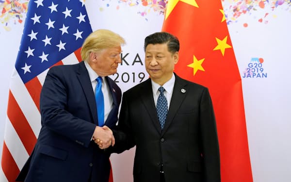 トランプ米大統領（左）と中国の習近平国家主席は、新たな制裁と報復に踏み切った=ロイター