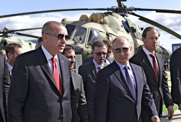 エルドアン大統領(左)とプーチン大統領(8月27日、モスクワ郊外)=AP エルドアン大統領(左)とプーチン大統領(8月27日、モスクワ郊外)=AP