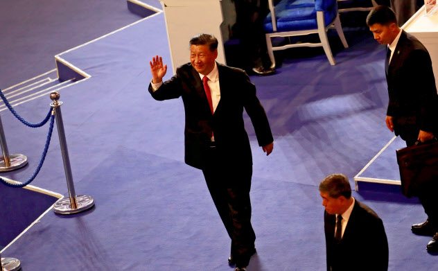 バスケットボールのワールドカップ中国大会の開会式に登場した習近平国家主席(北京)=ロイター バスケットボールのワールドカップ中国大会の開会式に登場した習近平国家主席(北京)=ロイター