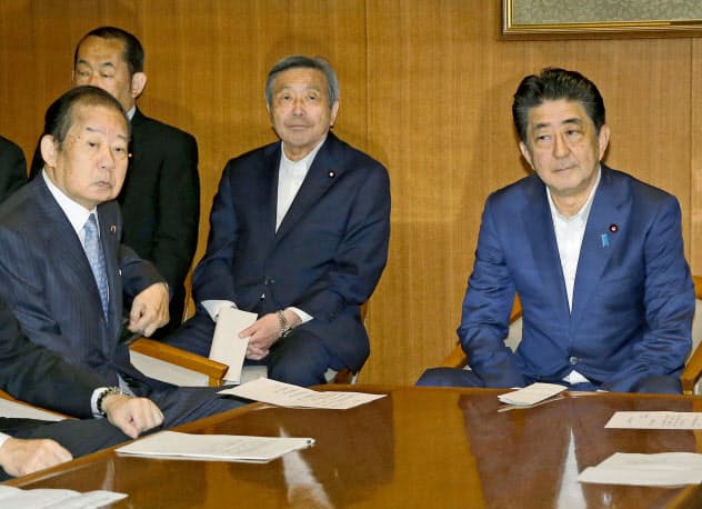 首相は二階幹事長(手前左から2人目)を留任させる調整に入った(3日午前、党本部で開いた自民党役員会)=共同 首相は二階幹事長(手前左から2人目)を留任させる調整に入った(3日午前、党本部で開いた自民党役員会)=共同