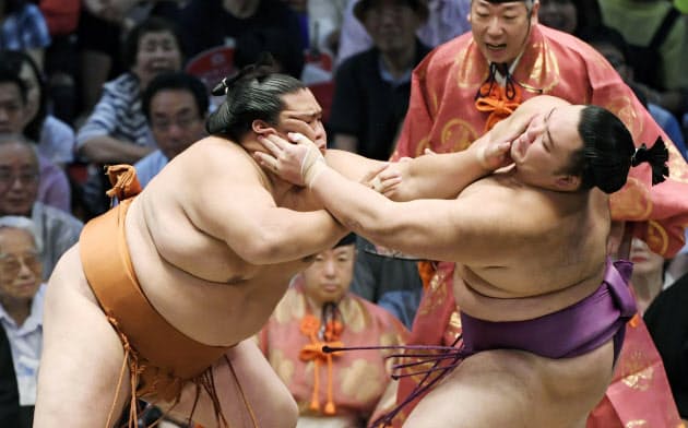 名古屋場所の取組で朝乃山(右)を攻める御嶽海。同年代で互いに意識し合う力士たちの競争が注目される=共同 名古屋場所の取組で朝乃山(右)を攻める御嶽海。同年代で互いに意識し合う力士たちの競争が注目される=共同