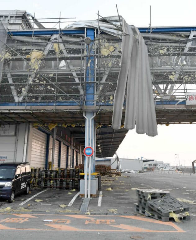台風21号で被害が出た関空の貨物倉庫（18年９月）