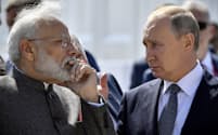 造船所を視察するロシアのプーチン大統領(右)とインドのモディ首相（4日、ウラジオストク）=ロイター