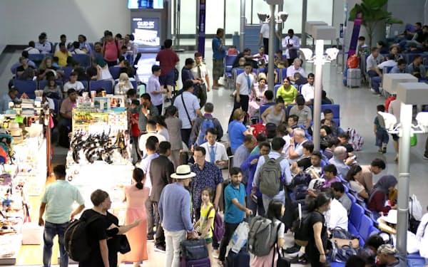 観光客でにぎわうベトナムのタンソンニャット国際空港（8月6日、ホーチミン市）=石井理恵撮影