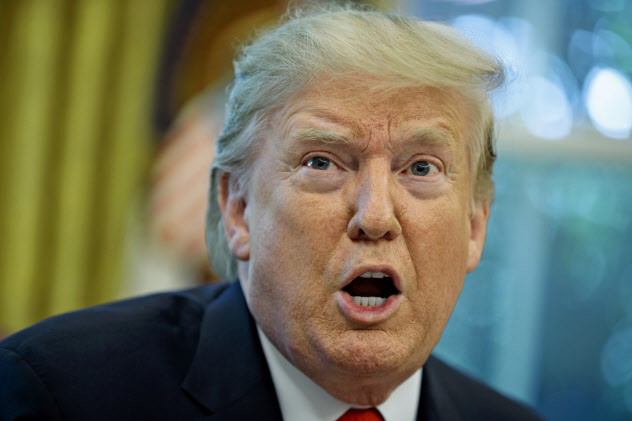 トランプ氏は一時制裁緩和を検討したファーウェイに対して、再び厳しい姿勢に転じている(4日、ホワイトハウス)=AP
トランプ氏は一時制裁緩和を検討したファーウェイに対して、再び厳しい姿勢に転じている(4日、ホワイトハウス)=AP