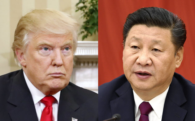 習近平中国国家主席(写真右)とトランプ米大統領=AP 習近平中国国家主席(写真右)とトランプ米大統領=AP