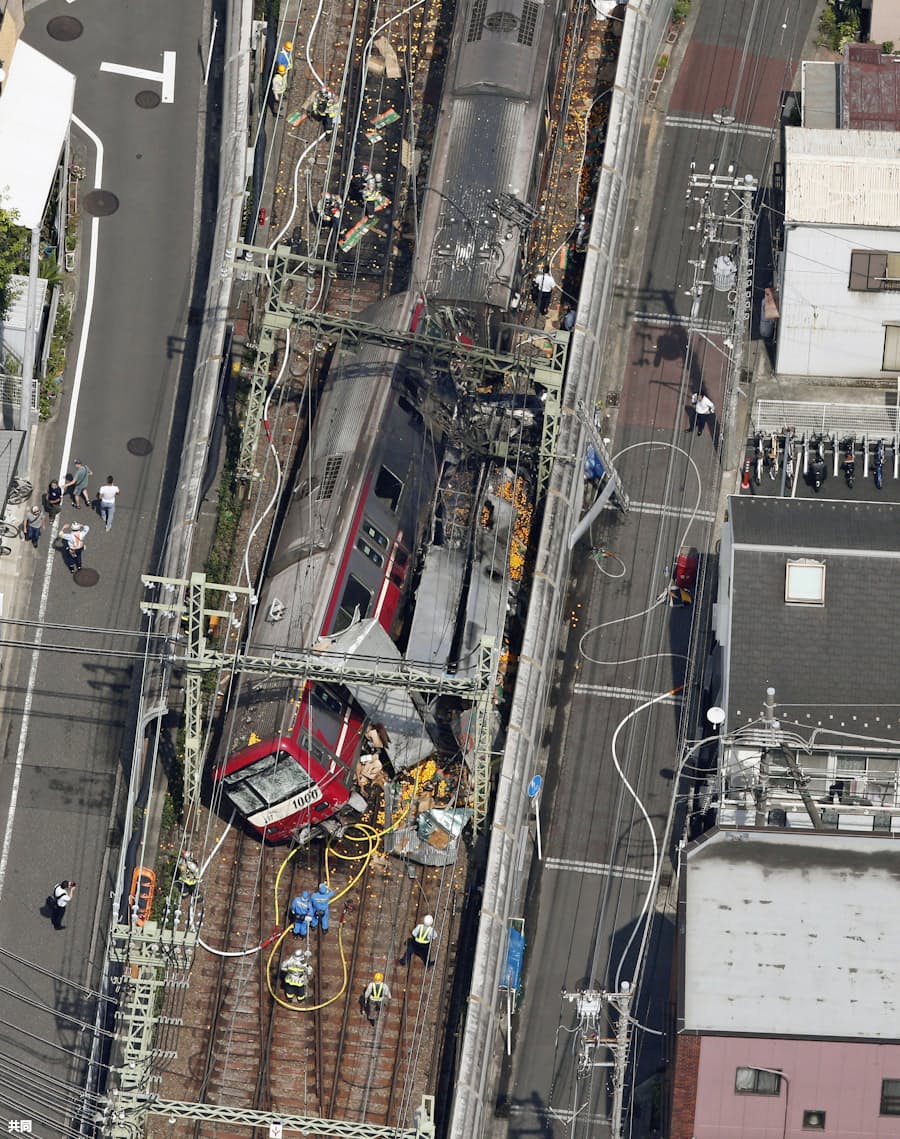 京急電車がトラックと衝突 1人死亡 33人負傷 日本経済新聞