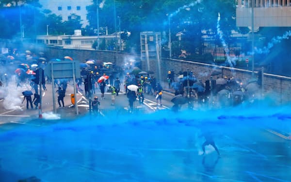 香港では若者らの抗議活動が6月から続いている=ロイター
