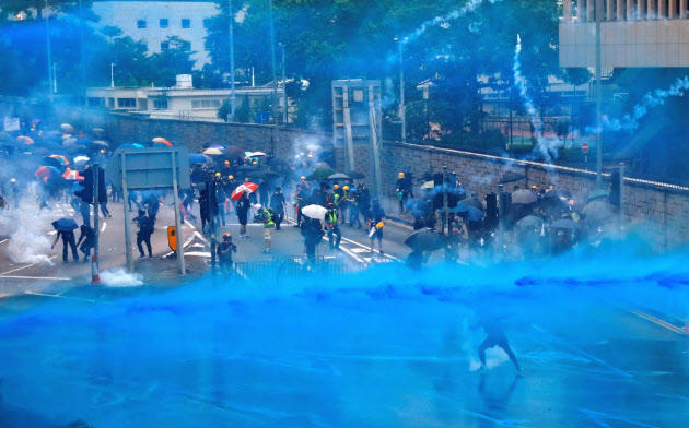 香港では若者らの抗議活動が6月から続いている=ロイター 香港では若者らの抗議活動が6月から続いている=ロイター