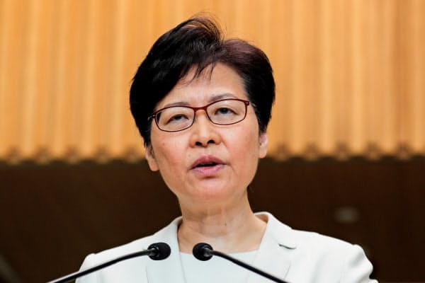 林鄭月娥・行政長官は5日の記者会見で「逃亡犯条例」改正案の撤回などを説明した=ロイター