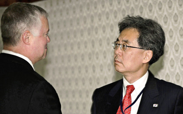 韓国大統領府の金鉉宗・国家安保室第2次長(右)は政権内で発言力を強めている(8月22日、ソウルでの会談に先立ち米国のビーガン北朝鮮担当特別代表(左)と握手する金氏)=聯合・共同 韓国大統領府の金鉉宗・国家安保室第2次長(右)は政権内で発言力を強めている(8月22日、ソウルでの会談に先立ち米国のビーガン北朝鮮担当特別代表(左)と握手する金氏)=聯合・共同