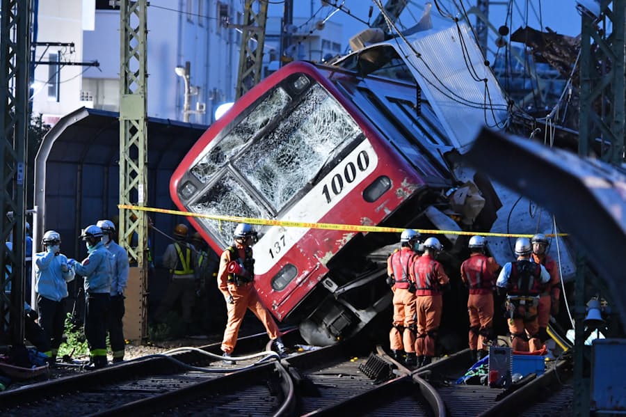 京急電車がトラックと衝突 1人死亡 33人負傷 日本経済新聞