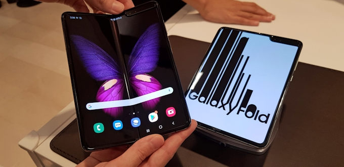 サムスン電子 延期の折り畳みスマホ 6日発売へ 日本経済新聞